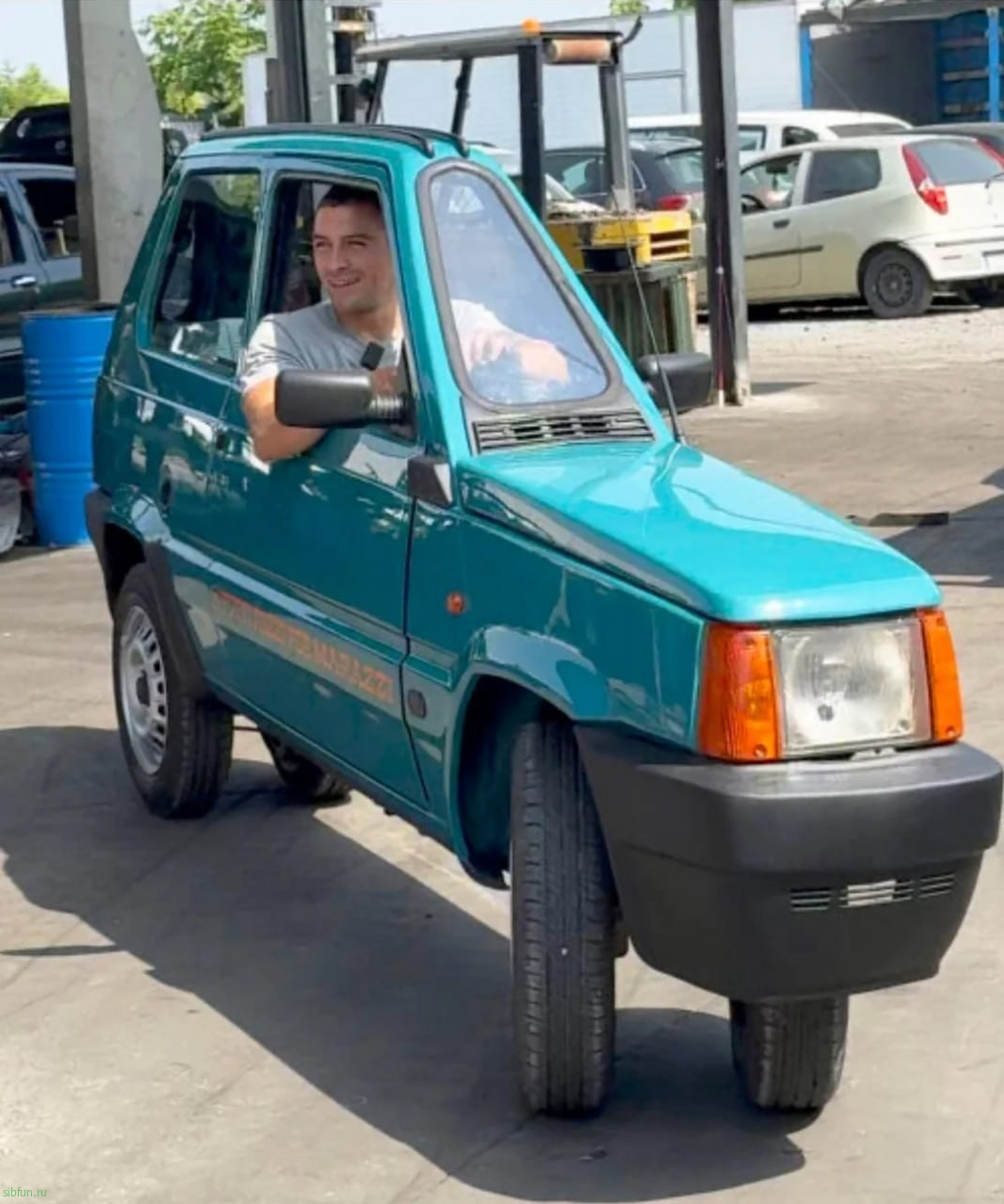 Итальянец превратил старенький Fiat Panda в самый узкий автомобиль в мире Итальянец превратил старенький Fiat Panda в самый узкий автомобиль в мире