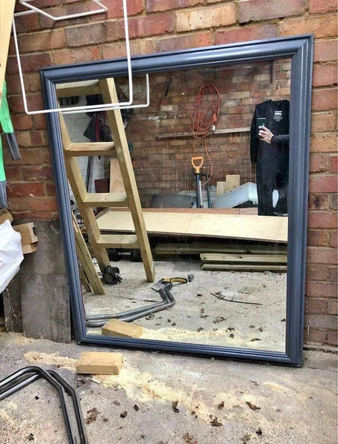 Люди продают зеркала