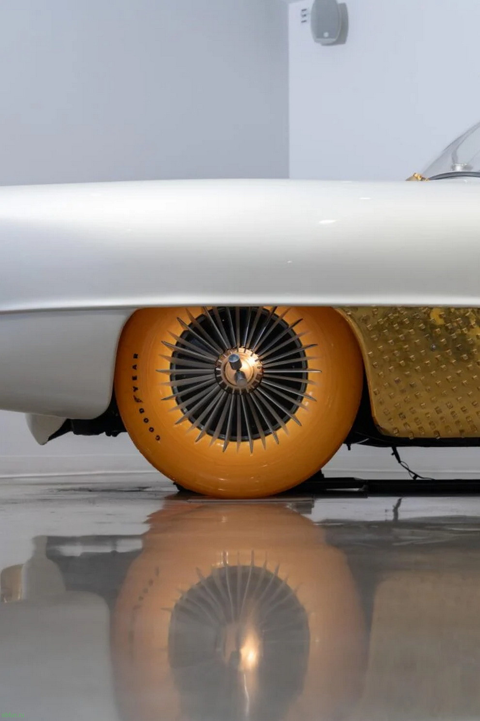 На продажу выставлен автомобиль со светящимися шинами Golden Sahara II 