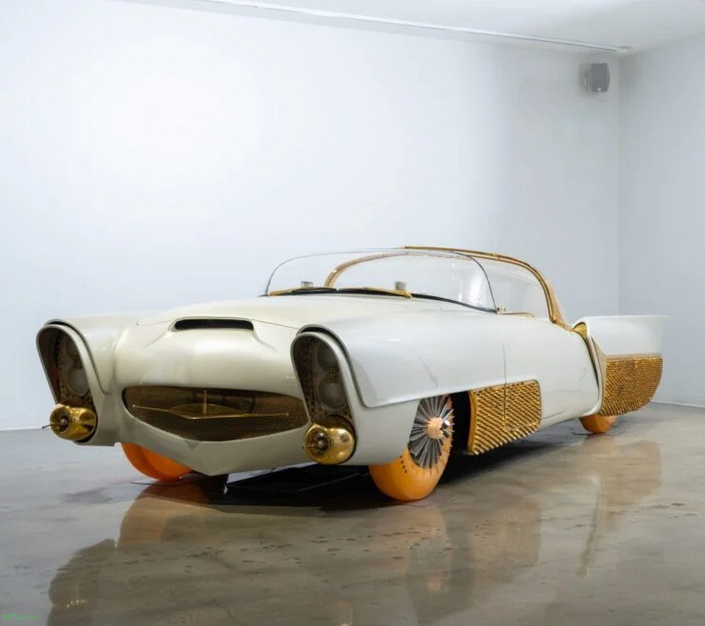 На продажу выставлен автомобиль со светящимися шинами Golden Sahara II 