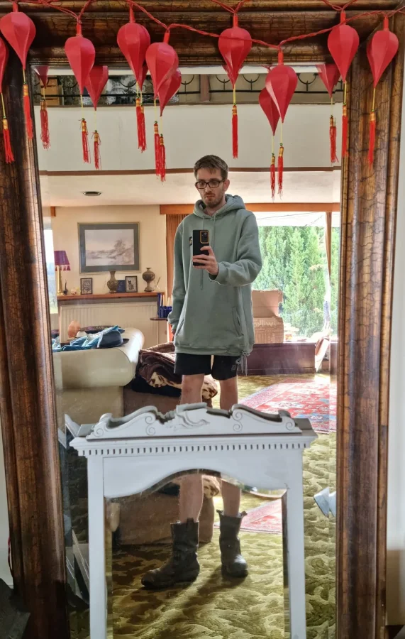 Люди продают зеркала