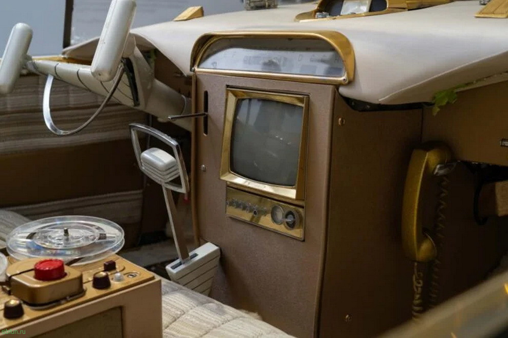 На продажу выставлен автомобиль со светящимися шинами Golden Sahara II 