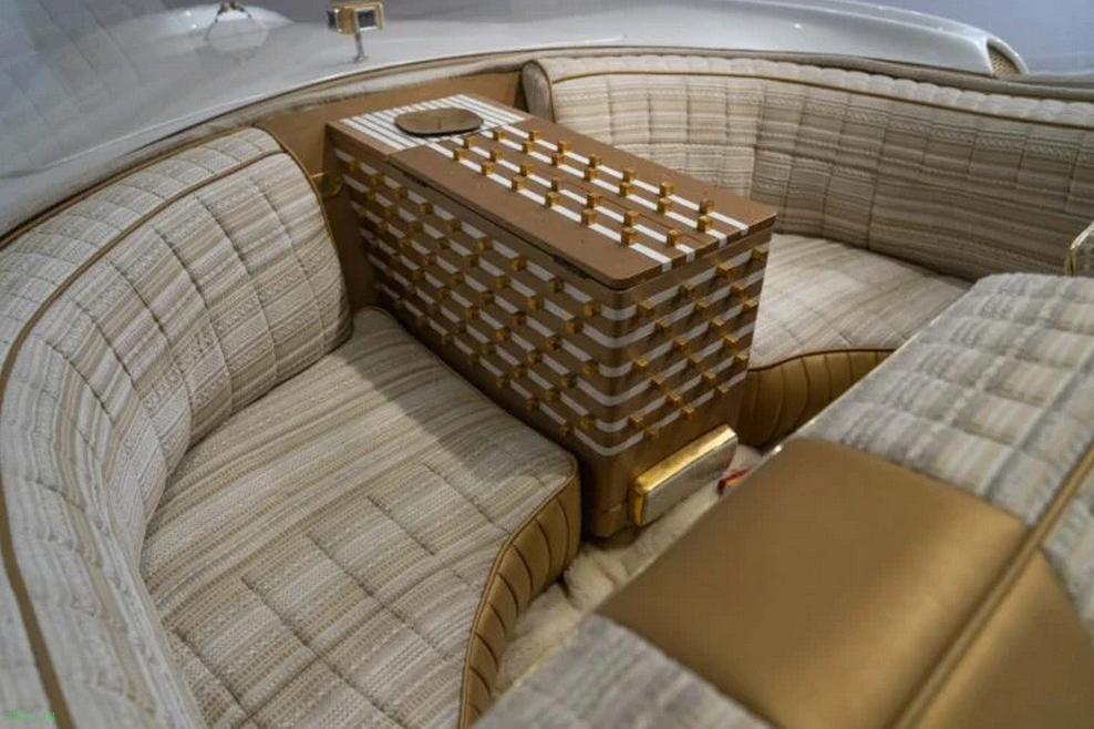 На продажу выставлен автомобиль со светящимися шинами Golden Sahara II 