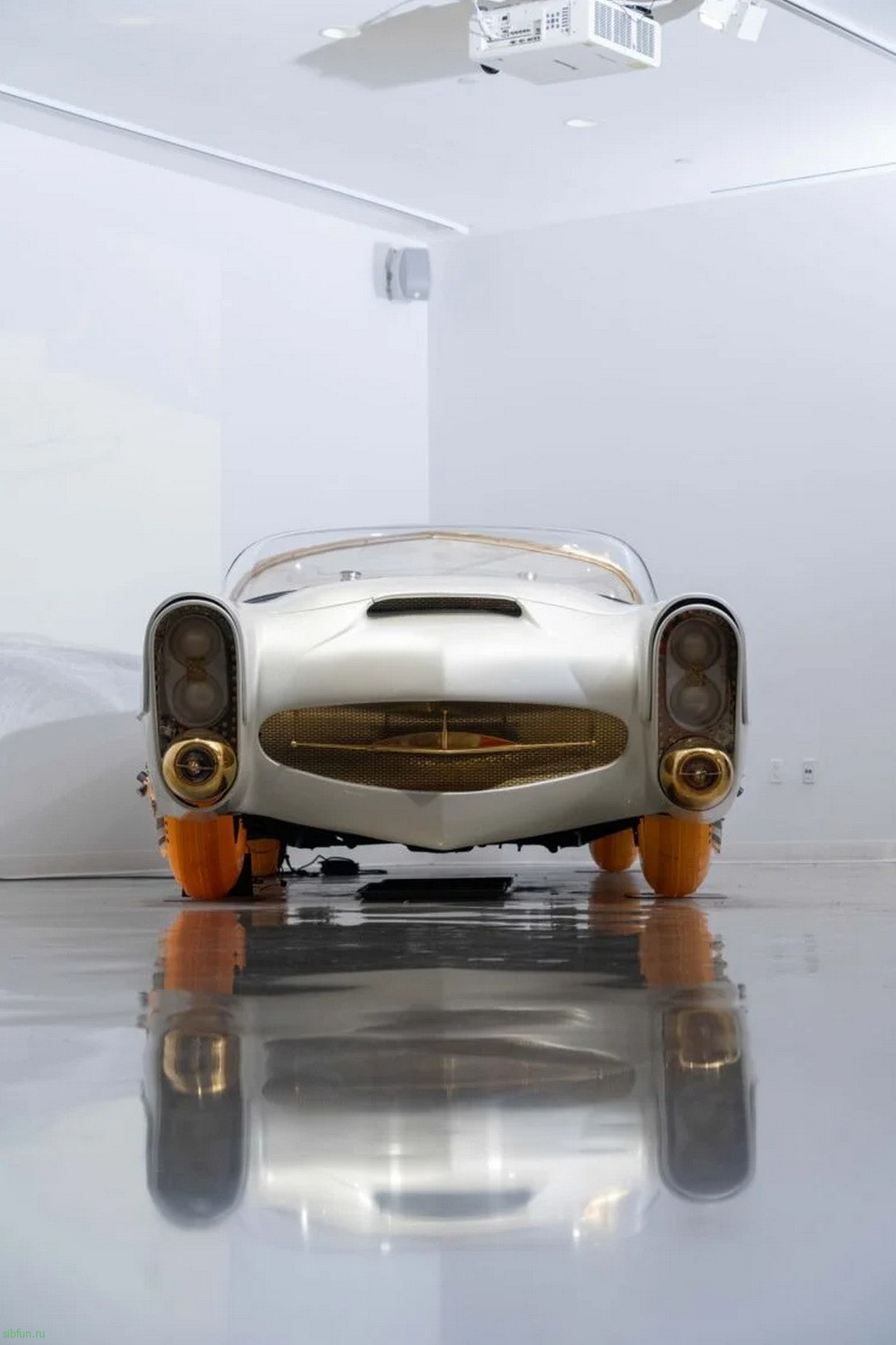 На продажу выставлен автомобиль со светящимися шинами Golden Sahara II 