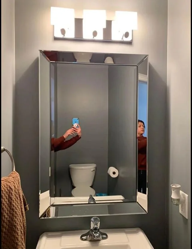 Люди продают зеркала