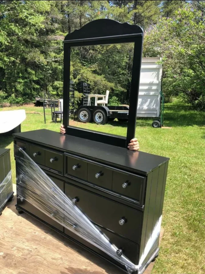 Люди продают зеркала