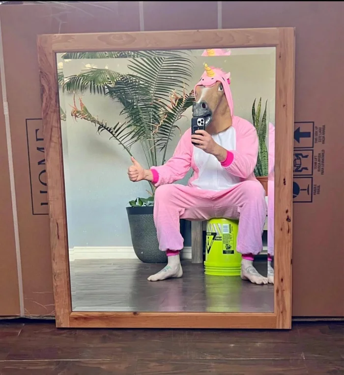 Люди продают зеркала