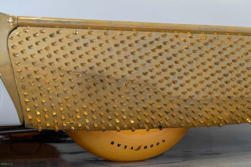 На продажу выставлен автомобиль со светящимися шинами Golden Sahara II 