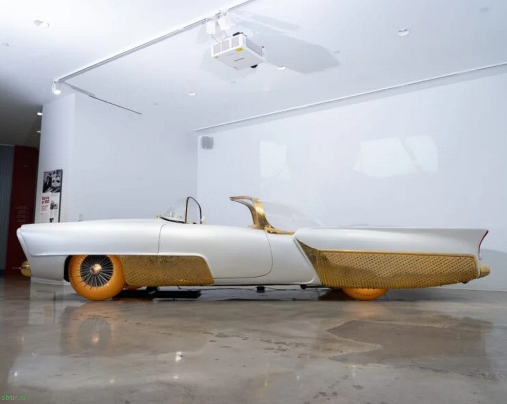 На продажу выставлен автомобиль со светящимися шинами Golden Sahara II 