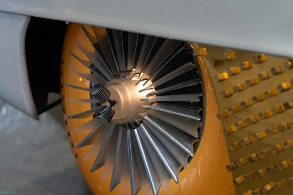 На продажу выставлен автомобиль со светящимися шинами Golden Sahara II 