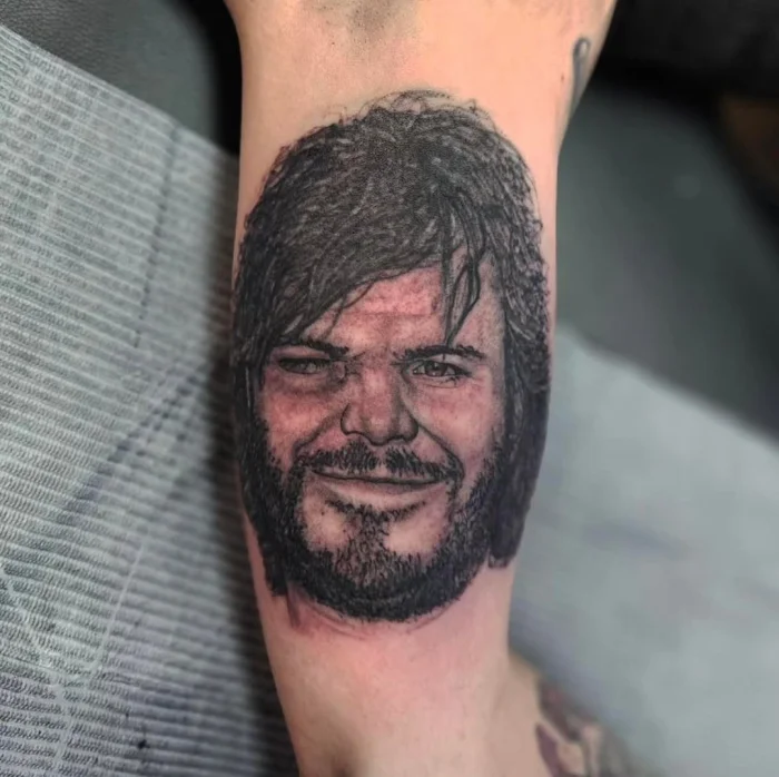 Когда креатив зашкаливает: 17 странных и гениальных татуировок