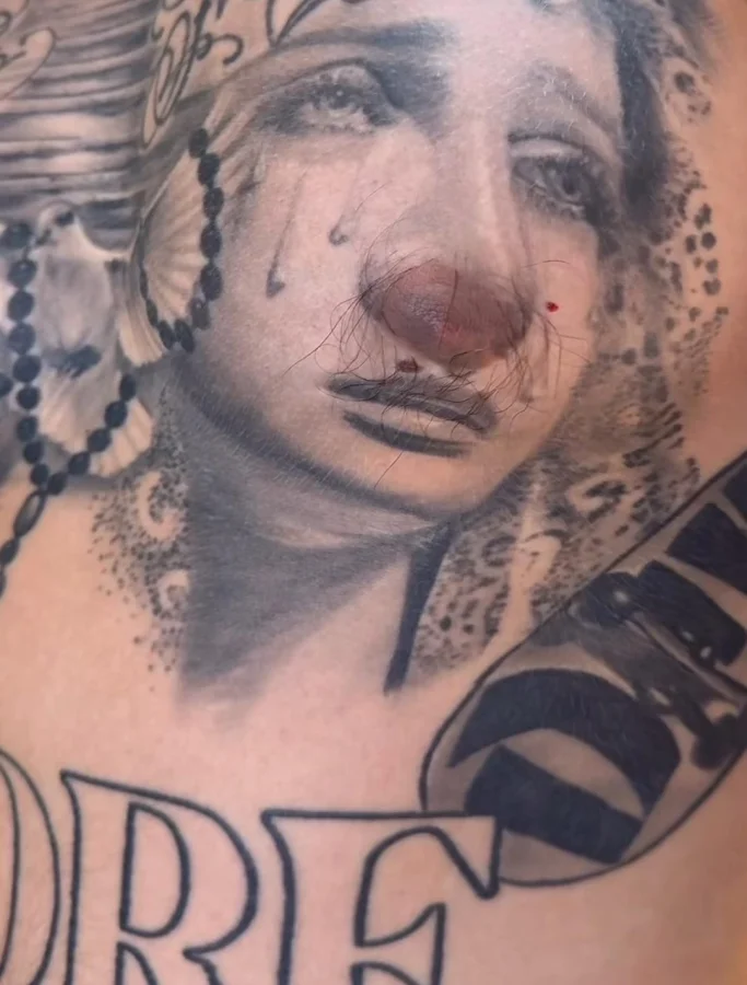 Когда креатив зашкаливает: 17 странных и гениальных татуировок