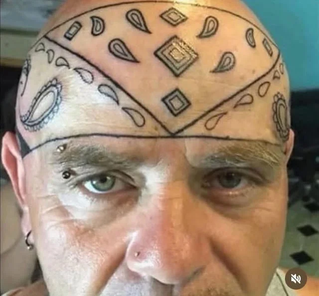 Когда креатив зашкаливает: 17 странных и гениальных татуировок