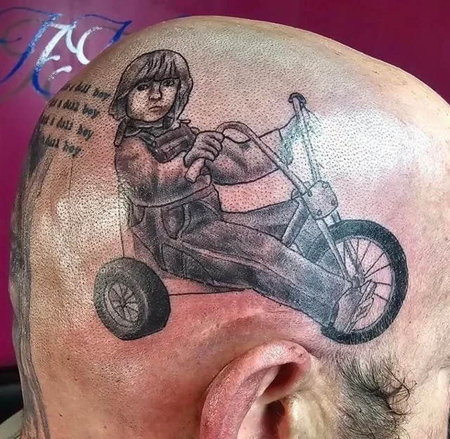 Когда креатив зашкаливает: 17 странных и гениальных татуировок