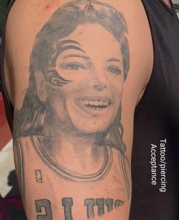 Когда креатив зашкаливает: 17 странных и гениальных татуировок