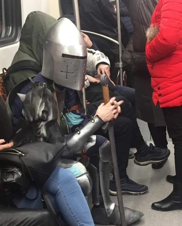 20 необычных пассажиров, которых можно встретить в метро